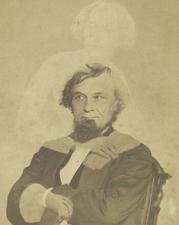 Un espiritu abraza a un