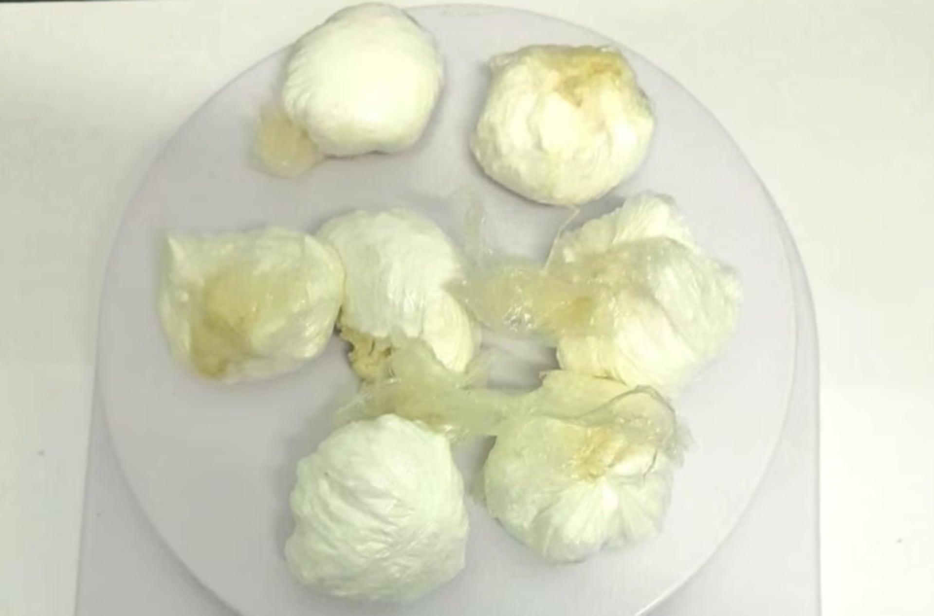 Las autoridades de la cárcel de Bouwer en Córdoba interceptaron un cargamento de cocaína hábilmente oculto dentro de limones, evitando su ingreso al penal. (El Doce.tv)