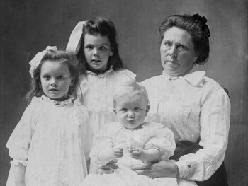 Belle Gunness junto a sus