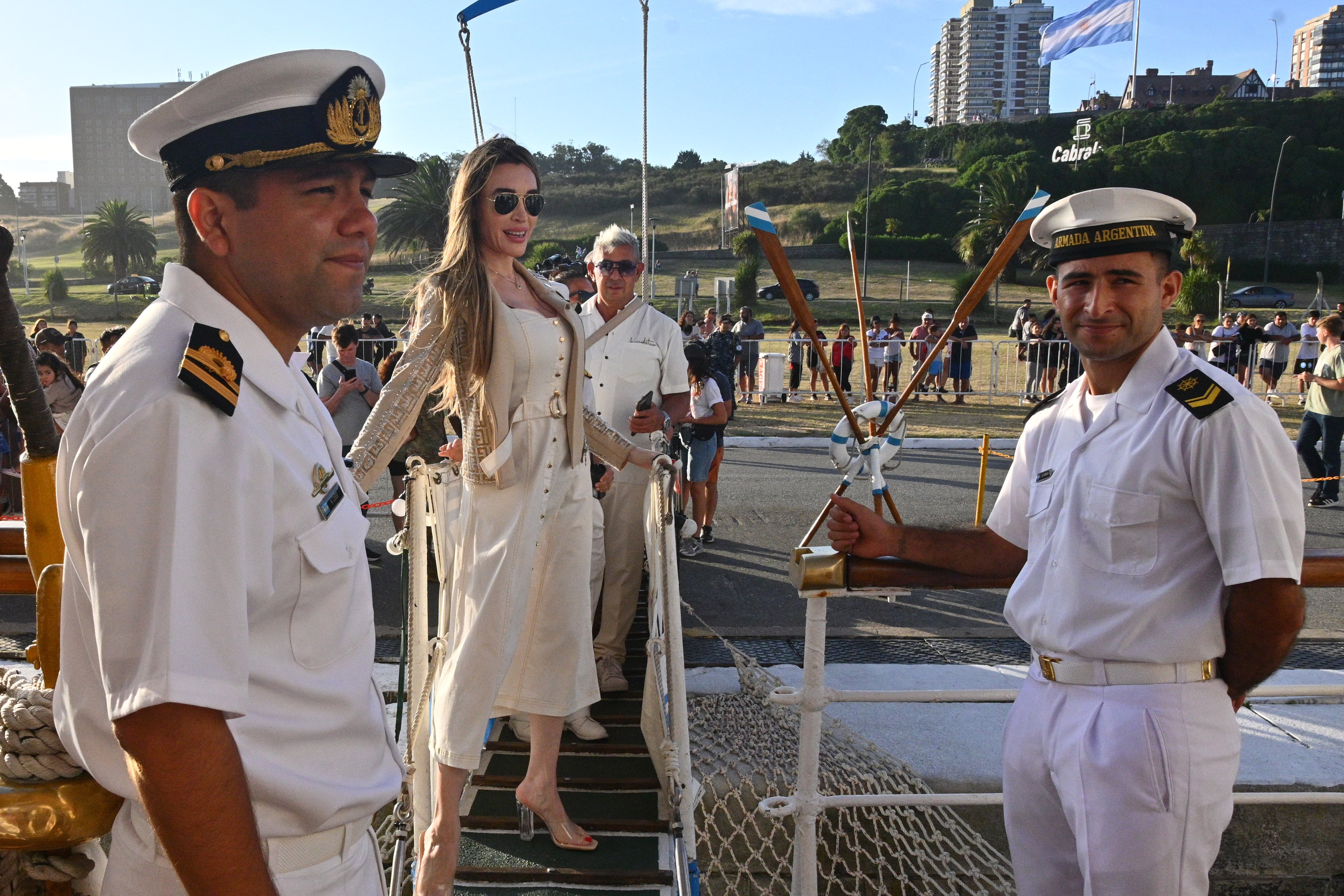 La visita a la Fragata Libertad permitió a turistas recorrer la cubierta principal y conocer sobre los viajes de instrucción emblemáticos del buque (José Tetty)