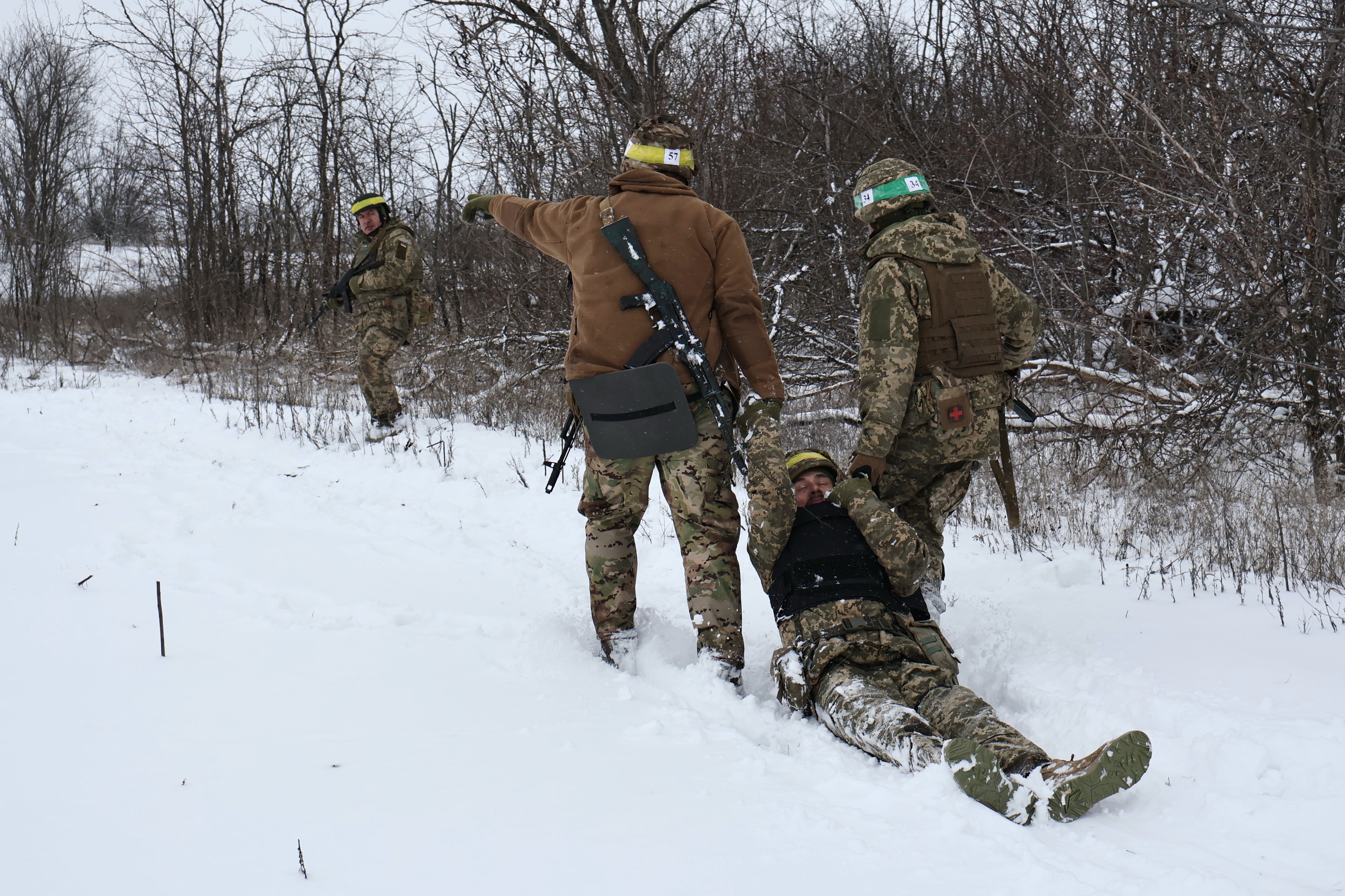 En esta imagen, distribuida por el servicio de prensa de la 65ta Brigada Mecanizada del ejército ucraniano, reclutas participan en ejercicios militares en un centro de entrenamiento en la región de Zaporiyia, Ucrania, el 29 de diciembre de 2025 (Andriy Andriyenko/Servicio de prensa de la 65ta Brigada Mecanizada del ejército de Ucrania vía AP)