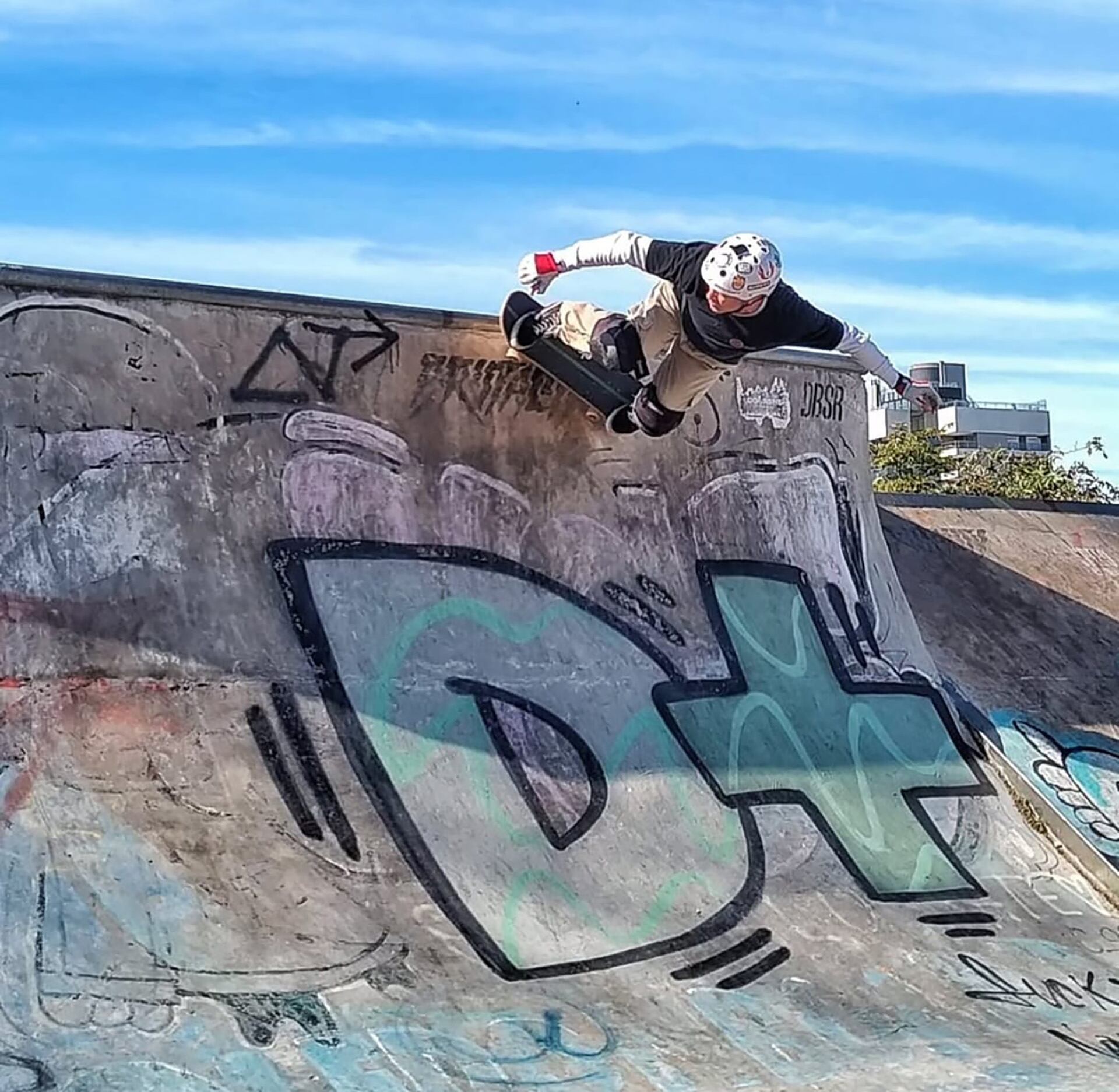 El skate fomenta la camaradería y el crecimiento personal, consolidándose como una pasión que trasciende la edad.