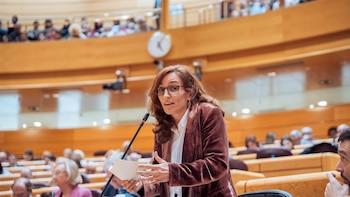 Mónica García contrapone el "pilar fundamental" de la universalidad al concepto de 'prioridad nacional' de "PP" y "Vox"
