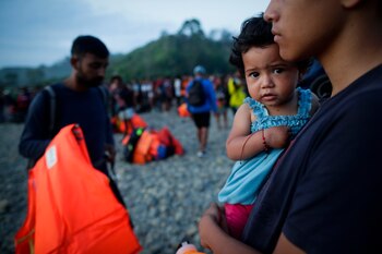 Adultos y niños migrantes hacen