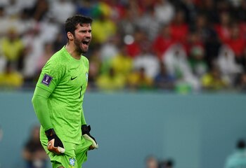 Alisson llama la atención de