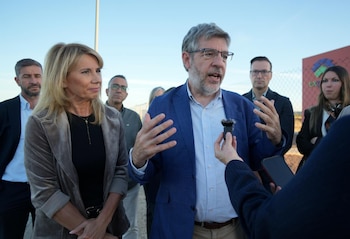 24/10/2026 La candidata 'popular' al Congreso por Cáceres, Cristina Teniente, y el vicesecretario de Economía del PP, Alberto Nadal, atienden a los medios durante su visita al centro de datos de Merlin Properties en Navalmoral de la Mata.
POLITICA ESPAÑA EUROPA EXTREMADURA AUTONOMÍAS
PP DE EXTREMADURA