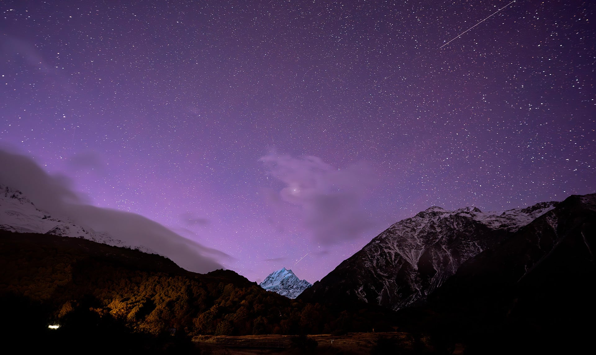 Un cielo estrellado se extiende sobre las montañas y la cima nevada del monte Aoraki en la región neozelandesa de Mackenzie. (Pexels)
