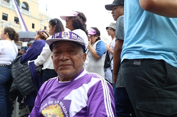 Un devóto del Señor de los Milagros acude como cada año a presenciar la sagrada imagen este domingo 18 de octubre, en el segundo recorrido.