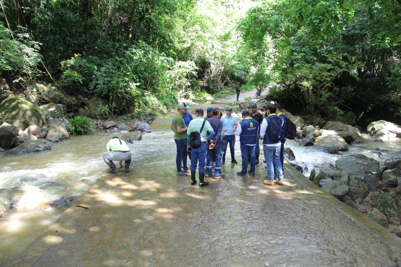 Una creciente súbita en Galán arrastró un vehículo en una vía de Santander - crédito @OGRDSantander/X