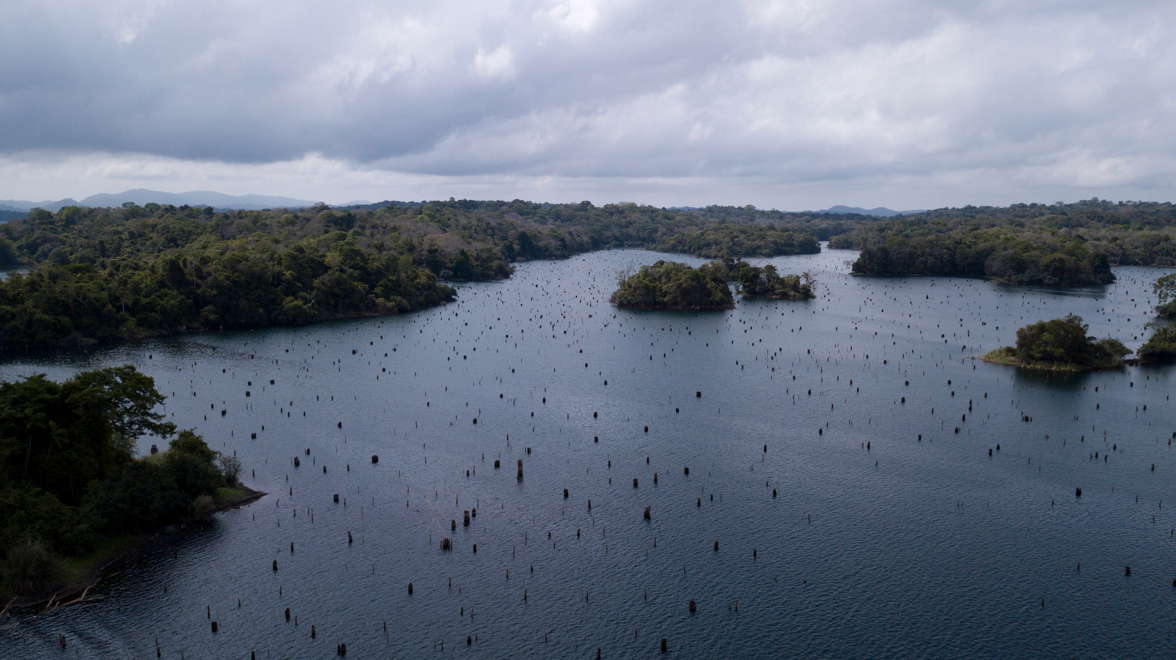 Entre 2024 y 2025, el Canal de Panamá se vio obligado a reducir el número de tránsitos diarios debido a la sequía provocada por el fenómeno de El Niño. AP