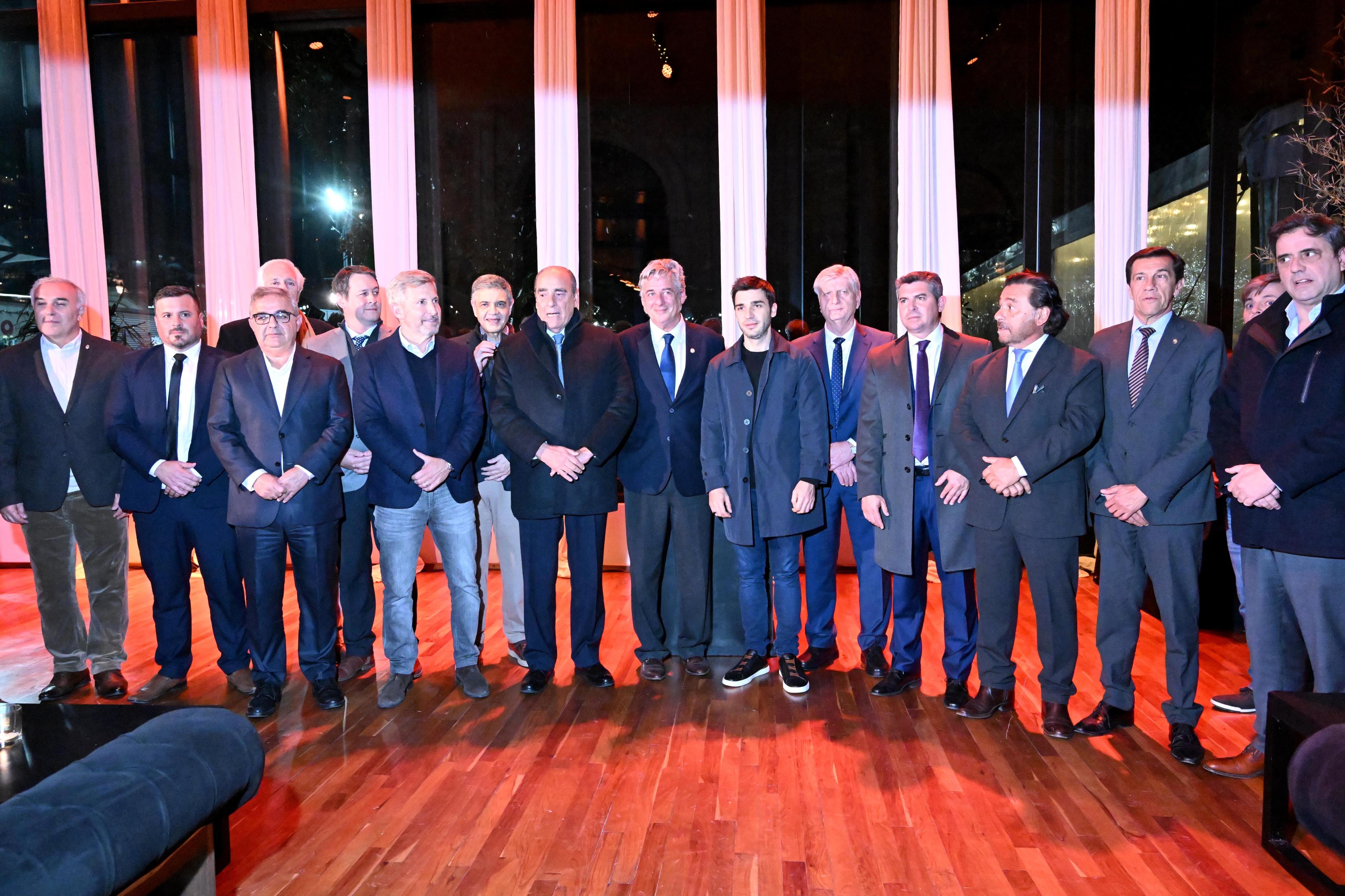 Guillermo Francos junto a gobernadores en La Rural