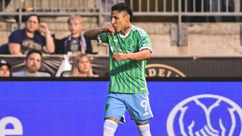 Raúl Ruidíaz estira su diferencia