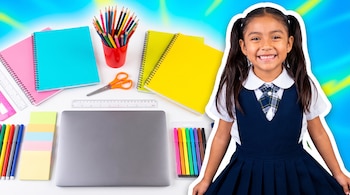 Niña mexicana con uniforme escolar, cuadernos de espiral, lápices de colores, tijeras, reglas, marcadores, notas adhesivas y una computadora portátil, sobre fondo vibrante.