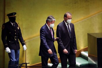 El mandatario Guillermo Lasso camina