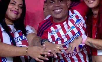 La pareja lució orgullosa los