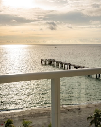 Las autoridades locales han reforzado la vigilancia en Newport Beach y Dana Point, tras instalar señalizaciones sobre la presencia de tiburones. Foto: Instagram @newportbeachside