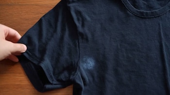 Ropa desteñida, residuo de antitranspirante, fibra dañada, limpieza textil, trucos de lavado caseros. - (Imagen Ilustrativa Infobae)