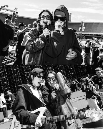 Dos fotografías en blanco y negro de una cantante con gafas de sol y micrófono junto a músicos sobre el escenario de un estadio