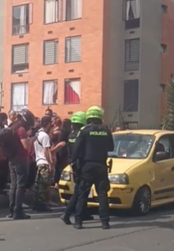 El taxi involucrado en el crimen acumulaba comparendos de tránsito pendientes desde el año 2020 por más de dos millones de pesos - crédito captura de pantalla Pasa en Bogotá
