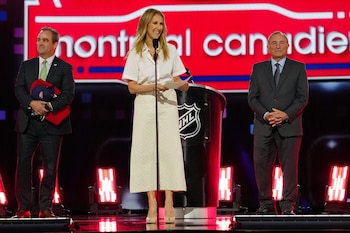 La falda midi blanca de textura cuadriculada y la camisa de manga corta que usó en el Draft de la NHL 2024 ponen de relieve la sencillez y el cuidado por los detalles mínimos (REUTERS)