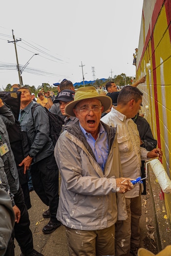 Álvaro Uribe respondió borrando personalmente el mural y calificando la intervención como una provocación y una falta de respeto a su familia - crédito Hernán Muriel/X