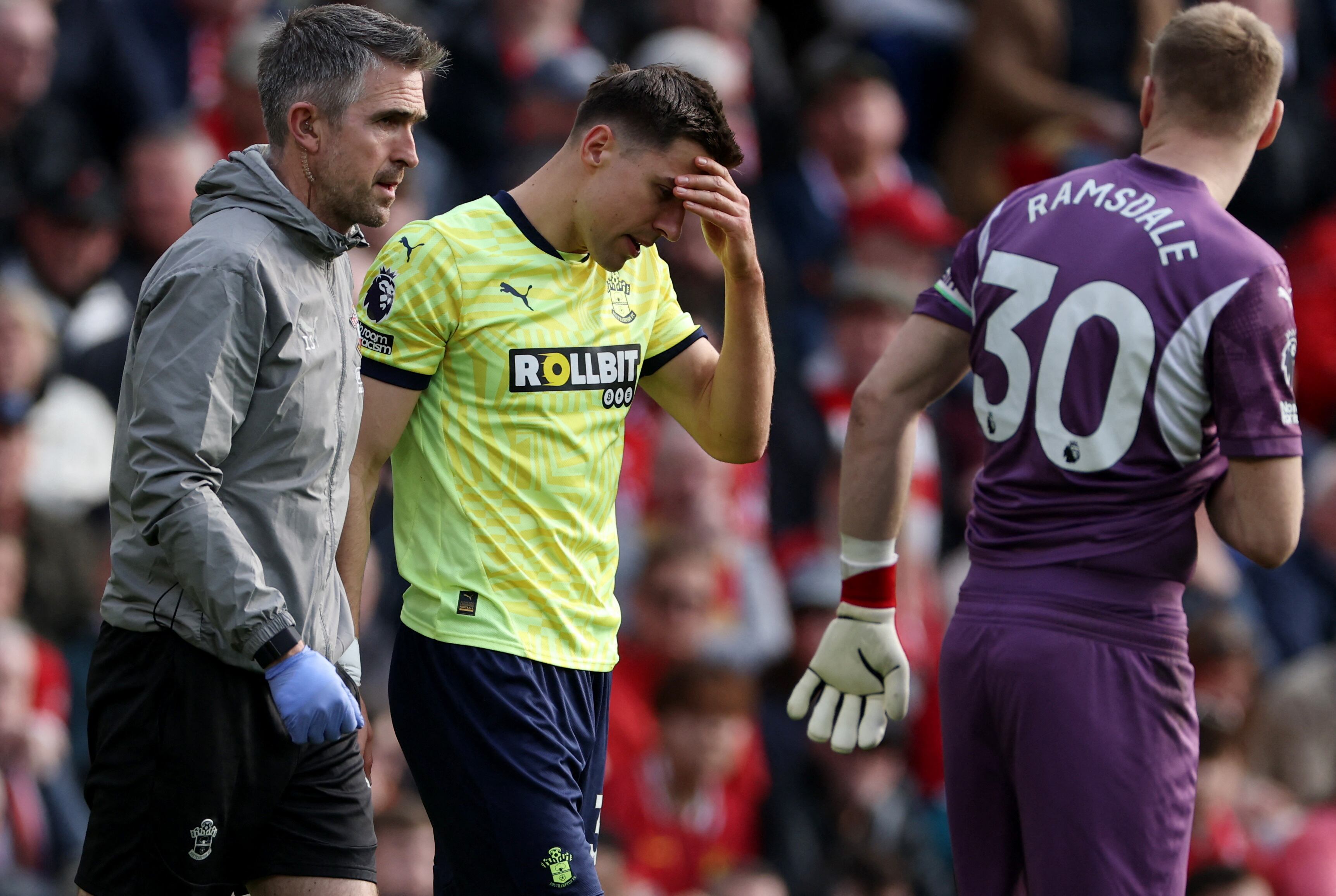 Jan Bednarek sakuebdi del campo de juego-crédito Phil Noble/REUTERS
