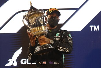 Lewis Hamilton con el trofeo