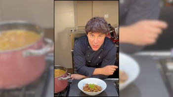 Jordi Cruz, chef estrella Michelin, enseña su receta de caldo de huesos para este otoño: “Es muy importante añadir vitamina C, estabiliza el colágeno”