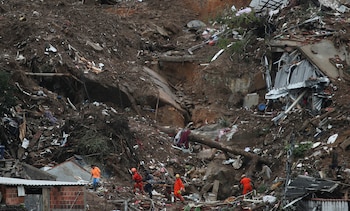 Los equipos de rescate llevan el cuerpo de una víctima en el sitio de un deslizamiento de tierra en Morro da Oficina, luego de fuertes lluvias en Petrópolis, Brasil. REUTERS/Ricardo Moraes