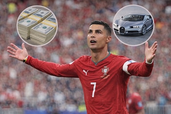 Un hombre con camiseta roja de fútbol celebra en un estadio borroso. Dos círculos superpuestos muestran pilas de billetes de cien dólares y un automóvil deportivo gris.