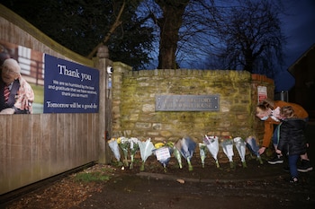 Los británicos dejan flores en la puerta de l residencia del Tom Moore, tras conocerse la noticia de su fallecimiento, víctima del covid-19 (REUTERS/Henry Nicholls)