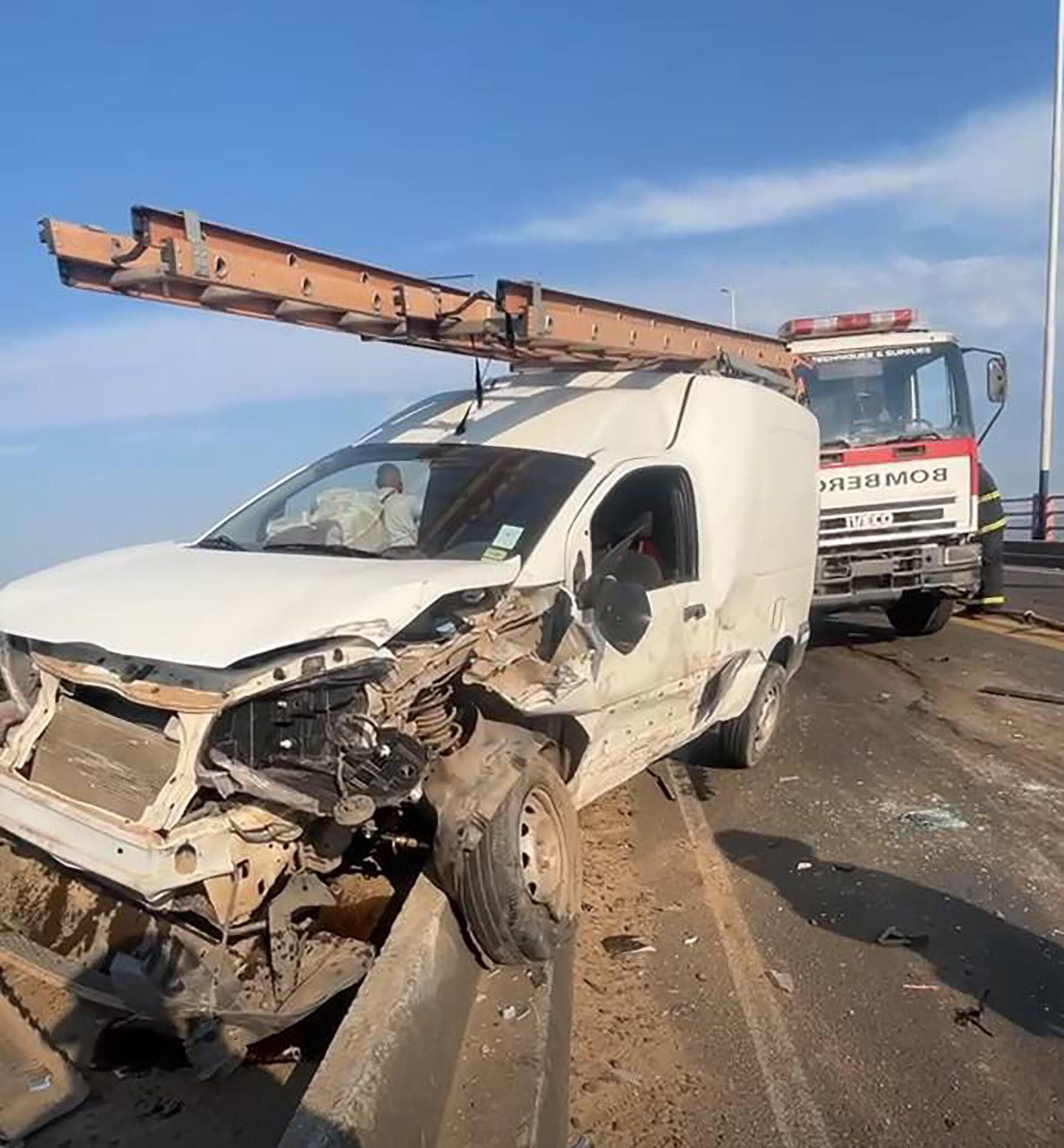 Los vehículos resultaron destrozados por el impacto.