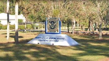 Un aspirante del Servicio Secreto de Estados Unidos es arrestado por espiar a su compañero con una cámara oculta