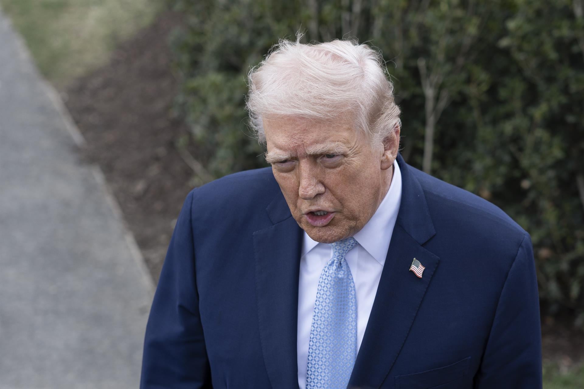 Trump amenaza con destruir las centrales eléctricas iraníes si Teherán no abre el estrecho de Ormuz en 48 horas