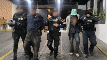 El operativo policial culminó en la ribera del río de aguas negras, donde los implicados buscaban huir. (Cortesía: PNC de Guatemala)