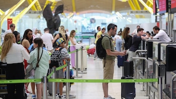 España realiza controles a 199 pasajeros de terceros países en el primer día de restablecimiento de fronteras con Italia