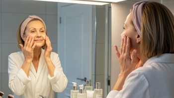 Las cuatro señales que indican que necesitas un cambio en tu rutina de cuidado de piel, según dermatólogos