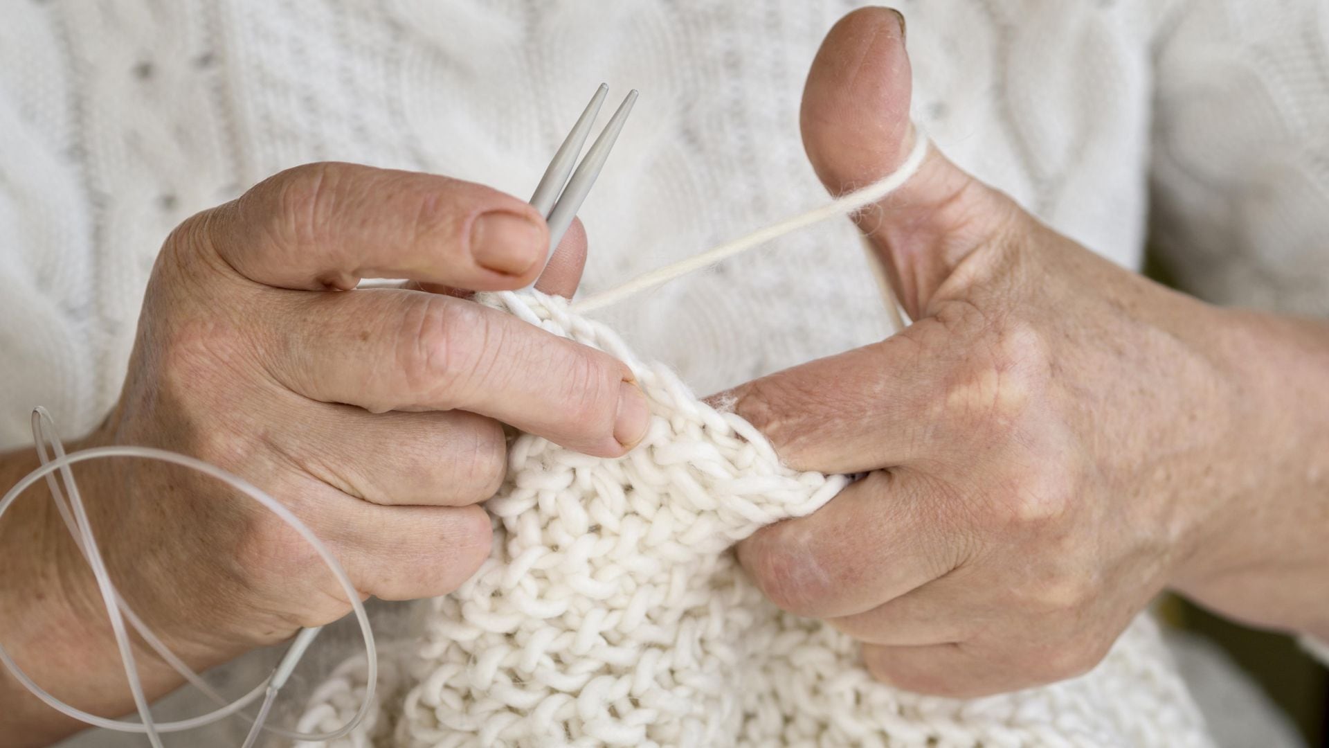 Estudios publicados en revistas científicas destacan que talleres colectivos de tejido o bordado incrementan la sensación de pertenencia y favorecen la construcción de redes de apoyo emocional, complementando la terapia psicológica convencional (Freepik)