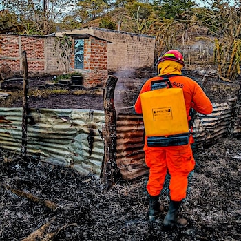 Bomberos enfrentaron con éxito un incendio en terrenos de El Tobalón, San Juan Talpa, La Paz Oeste, resguardando las áreas colindantes de daños mayores. (Foto: Bomberos El Salvador)