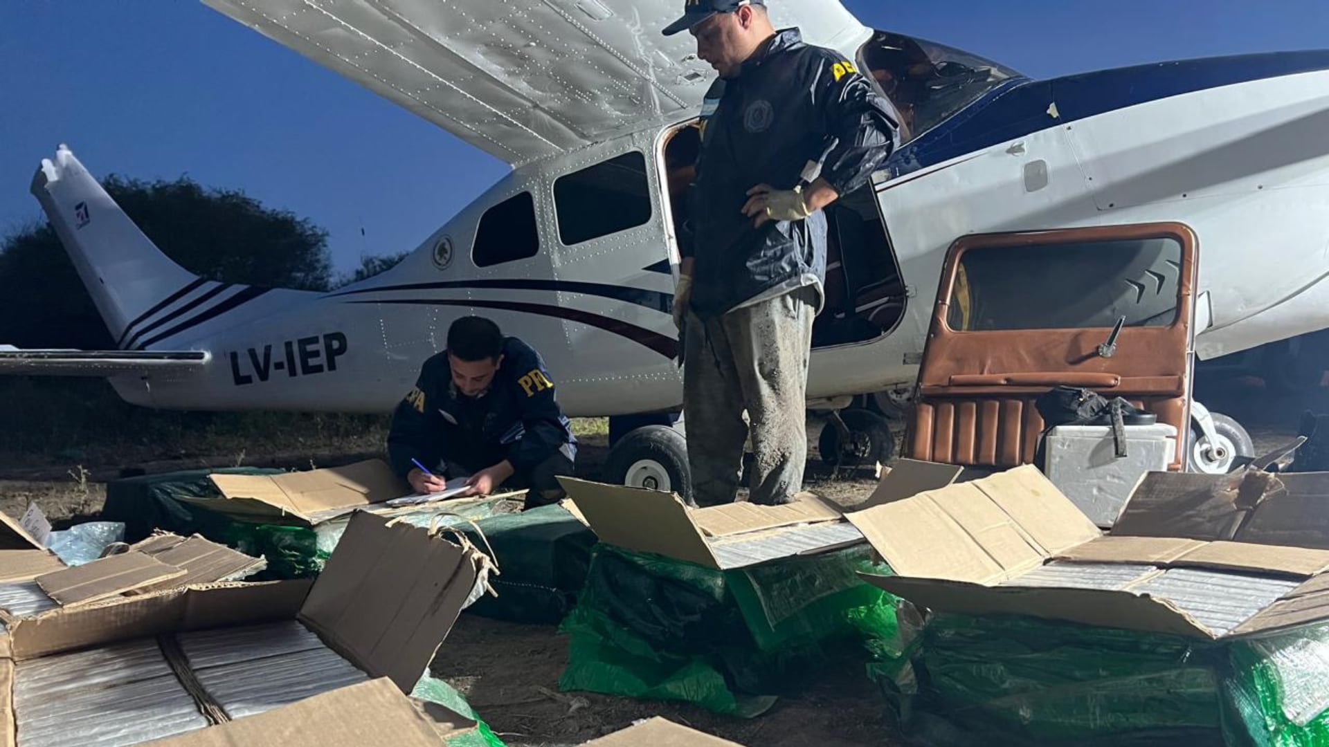 La avioneta con su patente falsa y las cajas con los kilos de droga