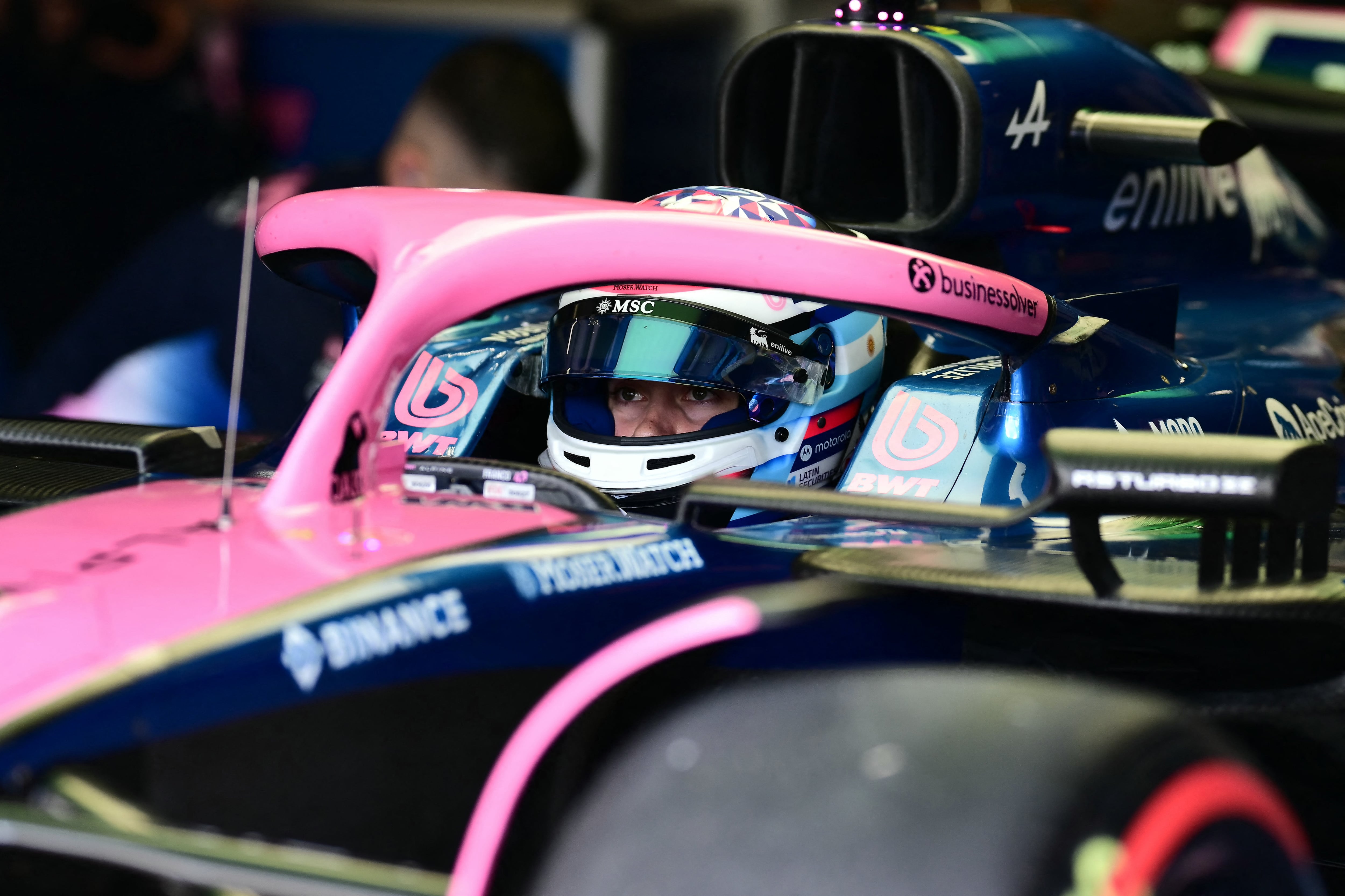 Alpine podría recibir un duro revés en caso de que el desarrollo del motor de Mercedes sea ilegal (Photo by Marco BERTORELLO / AFP)