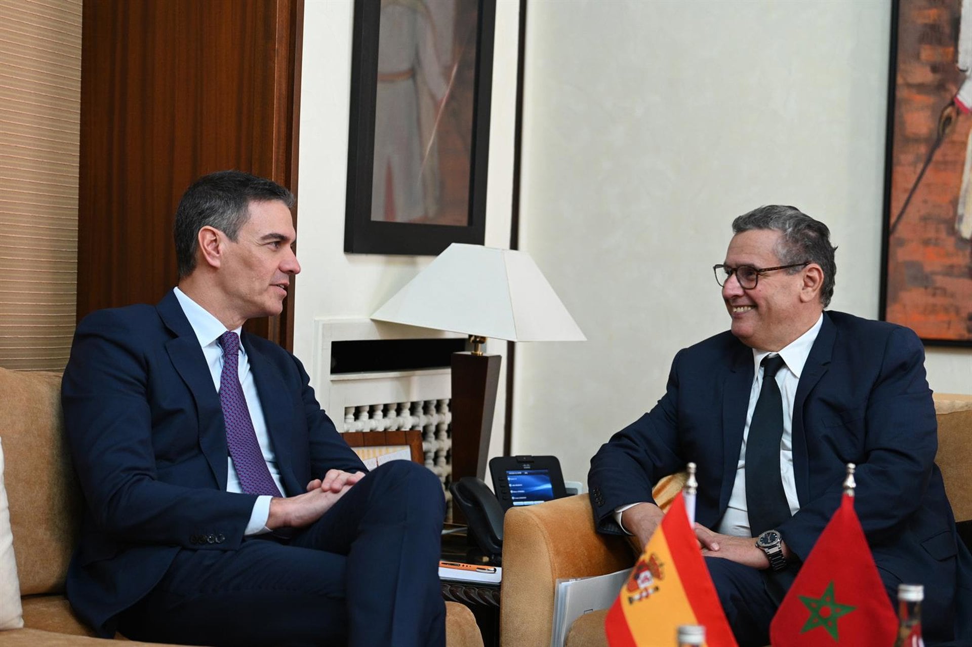 El presidente del Gobierno español, Pedro Sánchez, se reúne con el presidente del Ejecutivo marroquí, Aziz Ajanuch. (Moncloa)