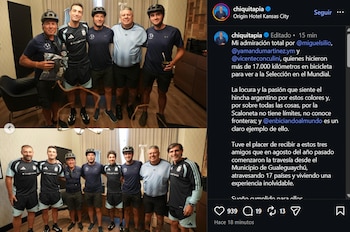 El presidente de la AFA y el DT de la Selección posaron con los tres hinchas que viajaron desde Entre Rios a Estados Unidos