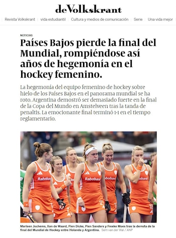 Artículo digital del medio de Volkskrant con un titular, texto y una fotografía de jugadoras de hockey vestidas con uniforme naranja