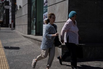 Gente corriendo para cobijarse durante