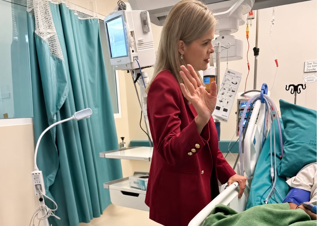 La presidenta Laura Fernández visitó a los agentes del OIJ que permanecen internados tras el operativo que permitió la captura de alias “Diablo”. Crédito: Captura video Presidencia de La República