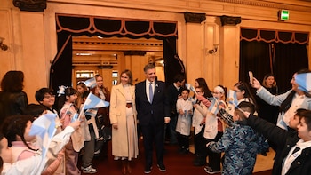 Jorge Macri encabezó el acto de promesa de lealtad a la bandera en el Teatro Colón: “Es ese sello de unidad que nos da identidad”