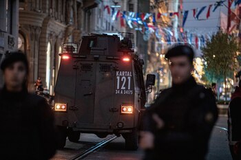 13/11/2022 November 13, 2022, Istanbul, Turkey: An armored police vehicle is dispatched toward the scene of the explosion. There was a bomb explosion on Istiklal street in Istanbul, Turkey. According to the information received, a woman left the explosive she was carrying in her backpack on the street and went away and detonated the bomb. It was stated that 6 people were killed and more than 50 people were injured in the explosion.
SOCIEDAD
Europa Press/Contacto/Onur Dogman