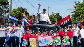 Régimen de Nicaragua exigirá a estudiantes rendir homenaje a Daniel Ortega y Rosario Murillo en celebraciones de septiembre