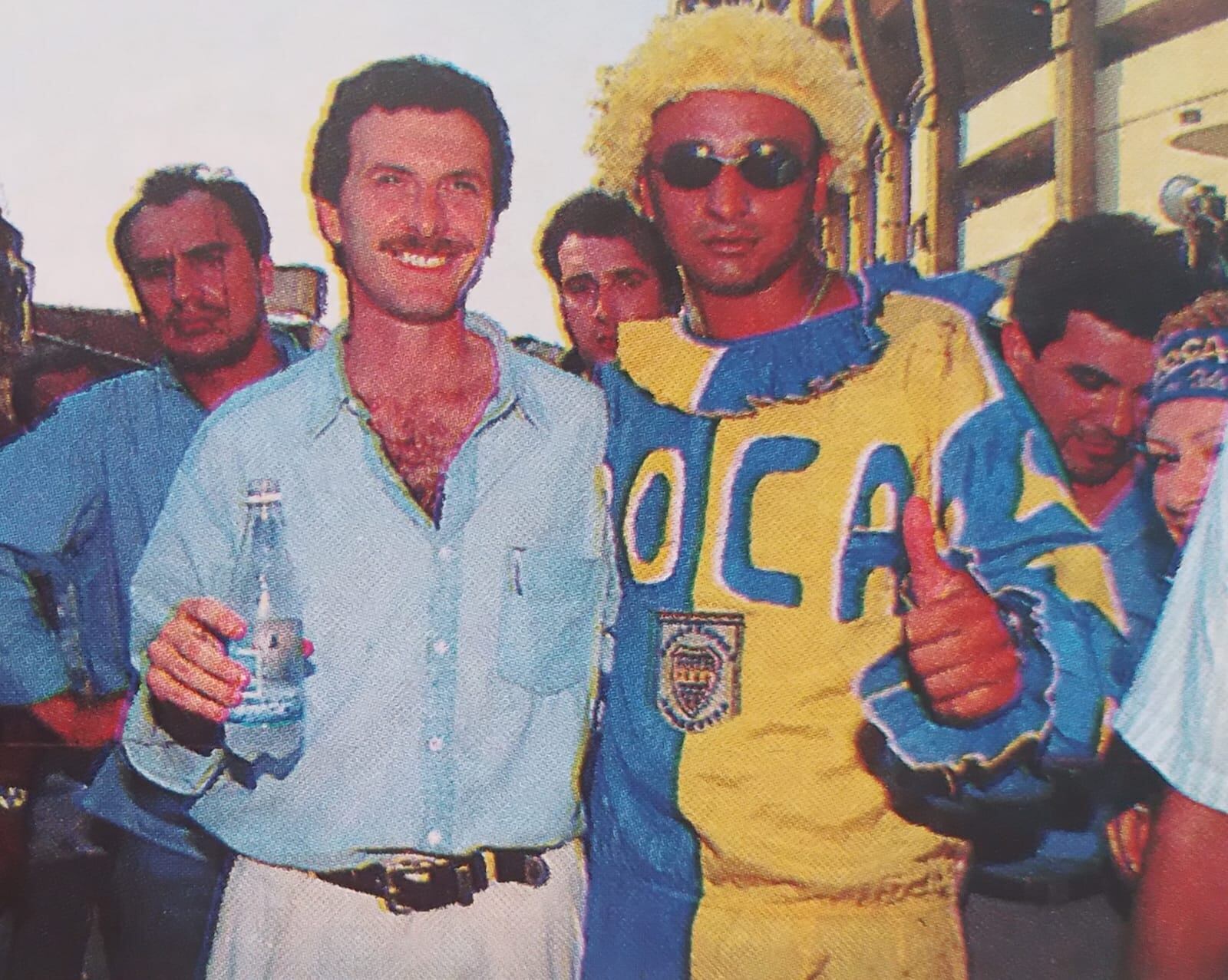 Macri posa con un hincha luego de emitir su voto